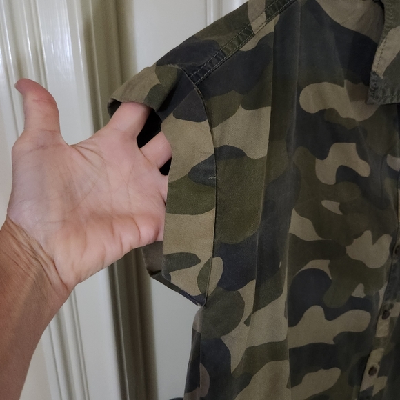 NWOT camouflage top.  Very cute and comfortable. Size Small. - Picture 3 of 5